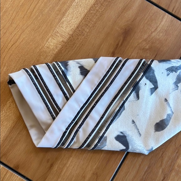 Rare Lululemon tights. Size 2 - Picture 4 of 5